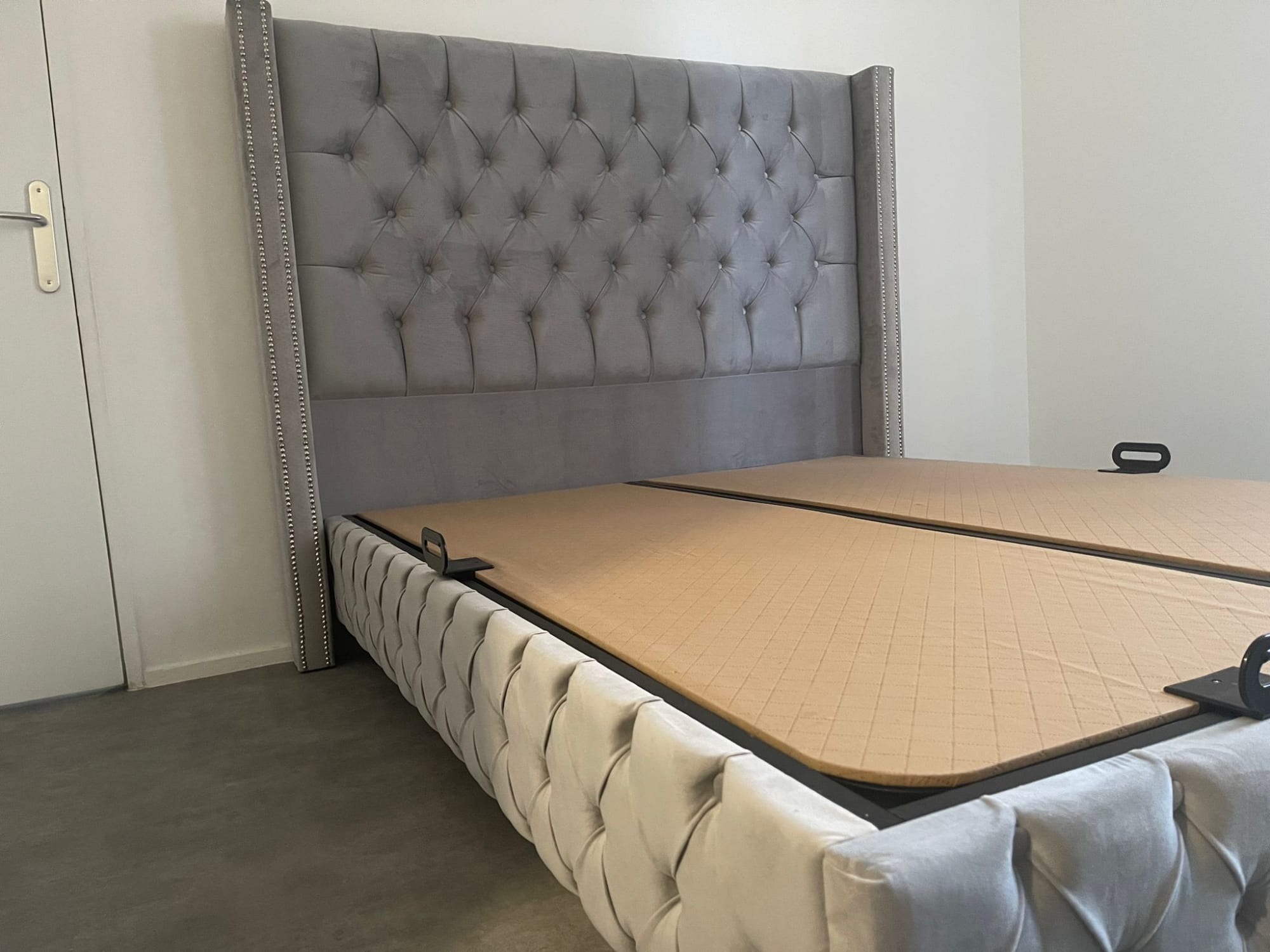 Lit coffre BOX clouté 160x200 cm