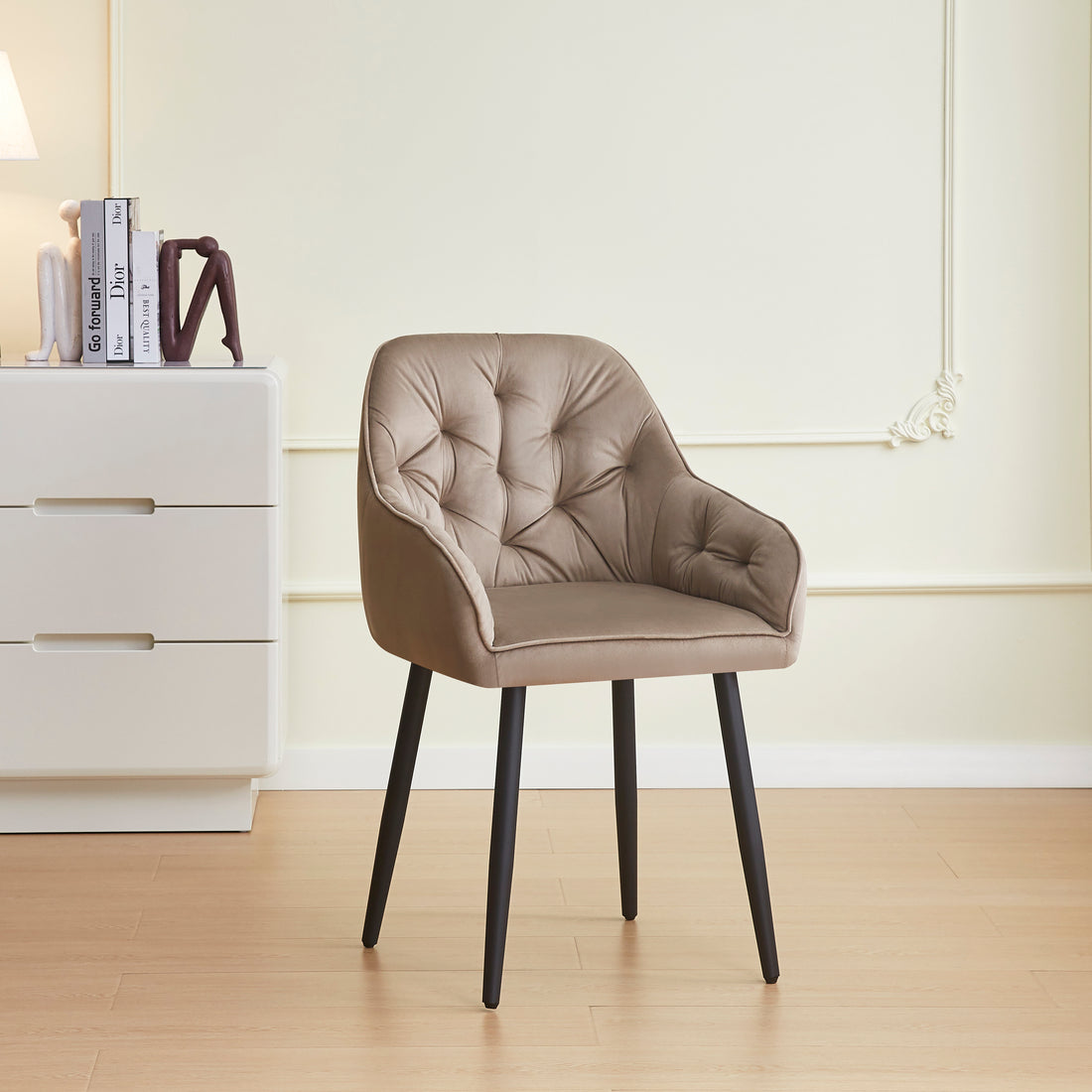 CHAISE AVEC ACCOUDOIR JADE-ERM PIEDS METAL NOIR VELOURS TAUPE