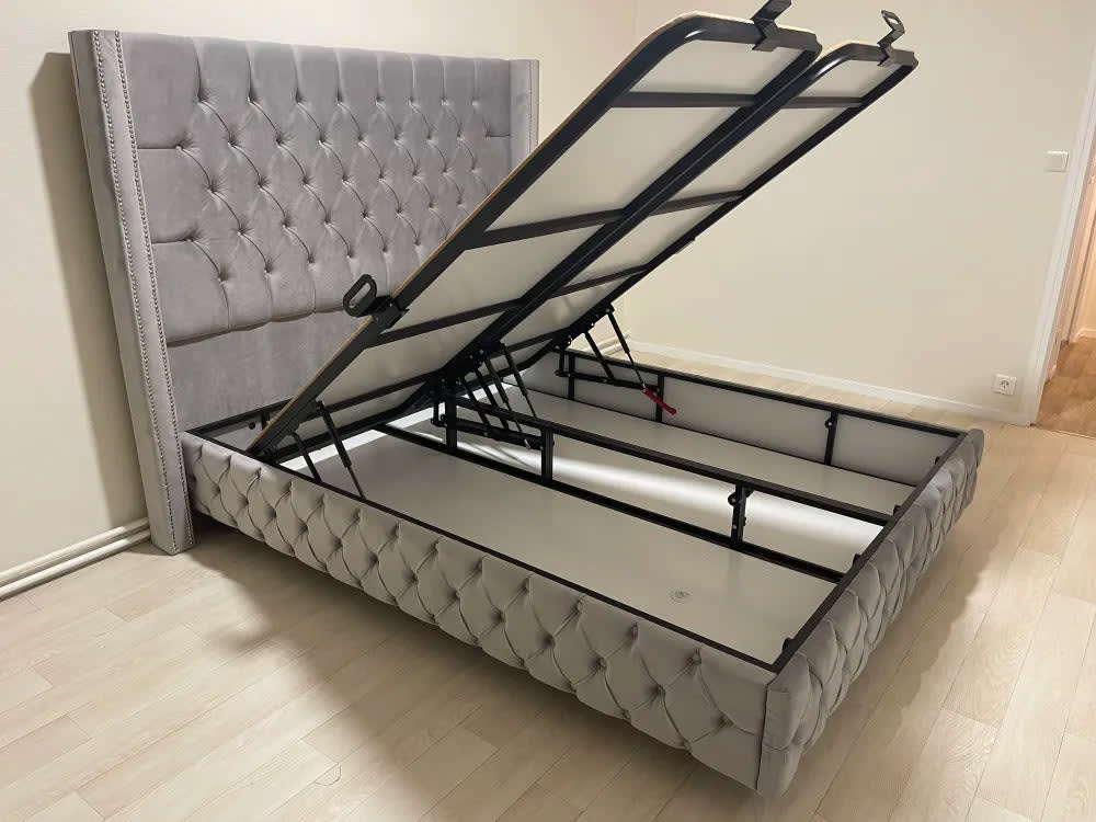 Lit coffre BOX clouté 140x190 cm