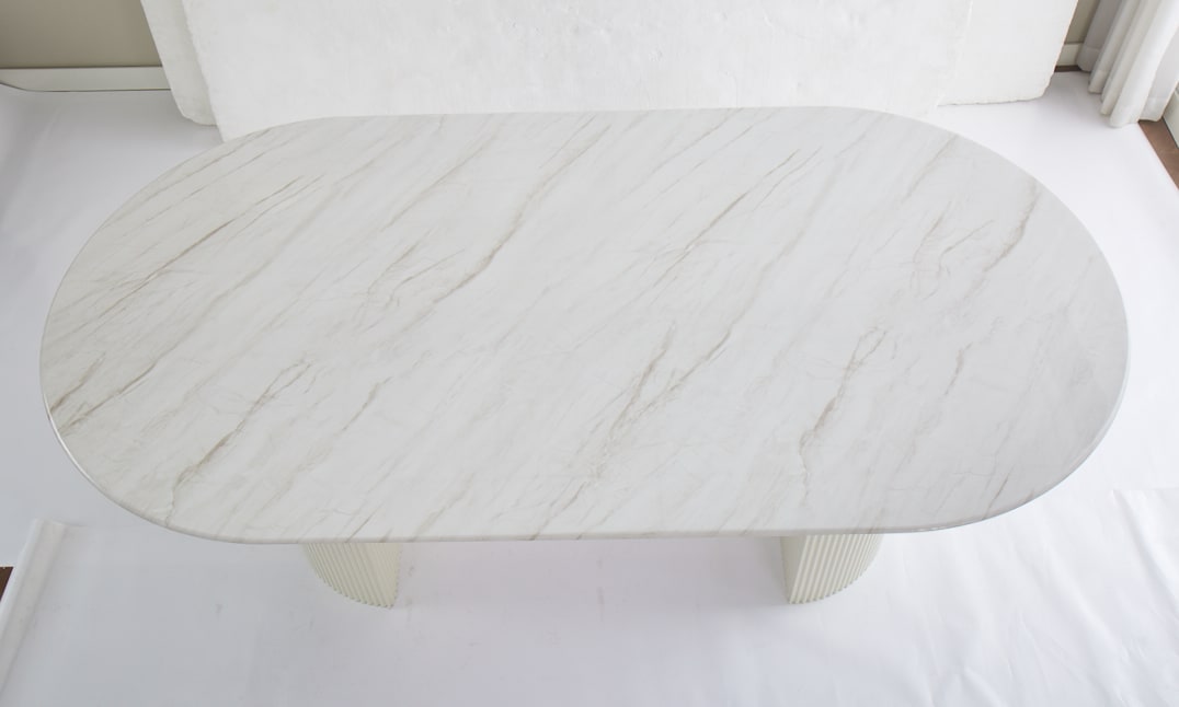 Table à manger ANNA plateau en céramique marbré blanc L 180 cm